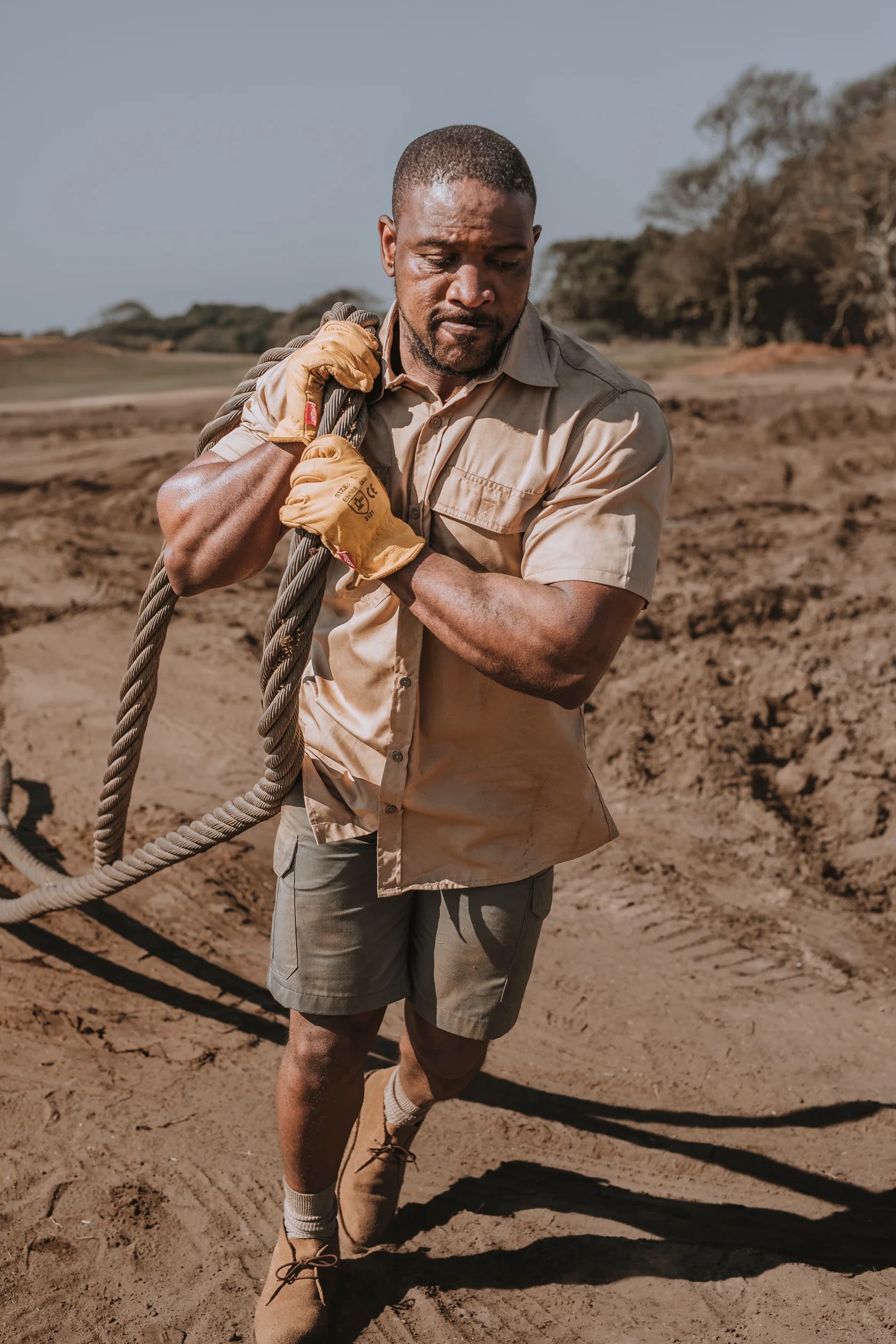 jonsson-workwear-banner Worker in Jonsson workwear and leather gloves carrying a rope